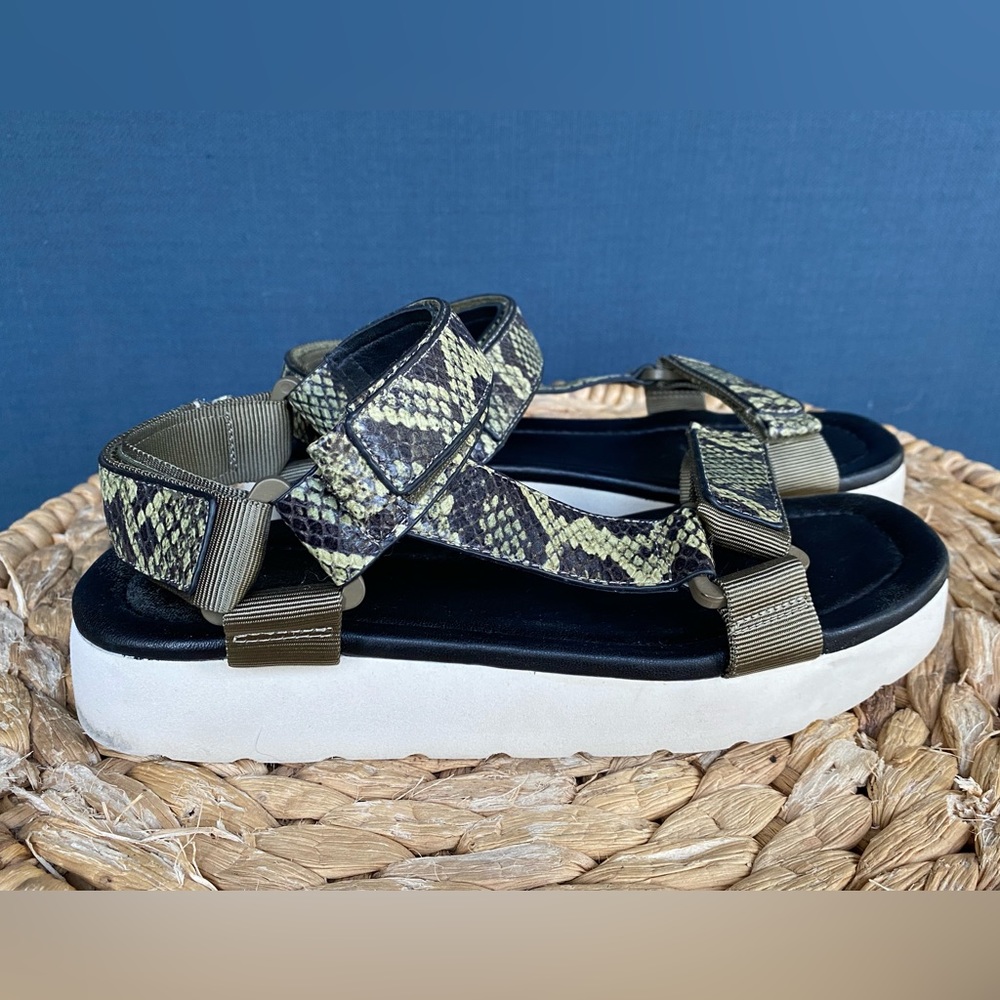 VINCE Carver platform sport sandal green/black snakeskin print size 7